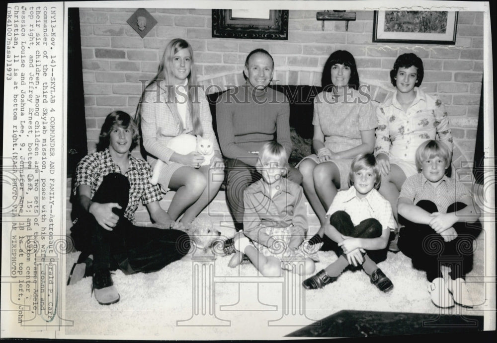 1973 Press Photo Astronaut Gerald P. Carr poses with his wife, JoAnn & children - Historic Images