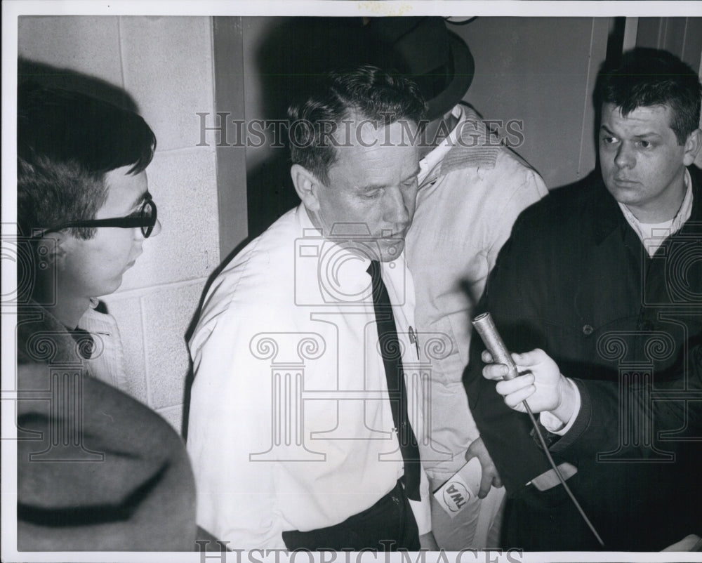 1964 Press Photo Capt Alan W Wall After Landing Plane On Foam Runway At Logan - Historic Images