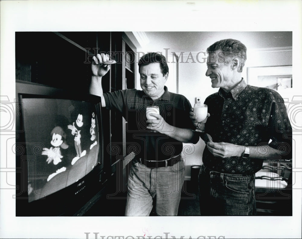 1996 Press Photo The Beaver &amp; Eddie Haskell watch mickey mouse on TV - Historic Images