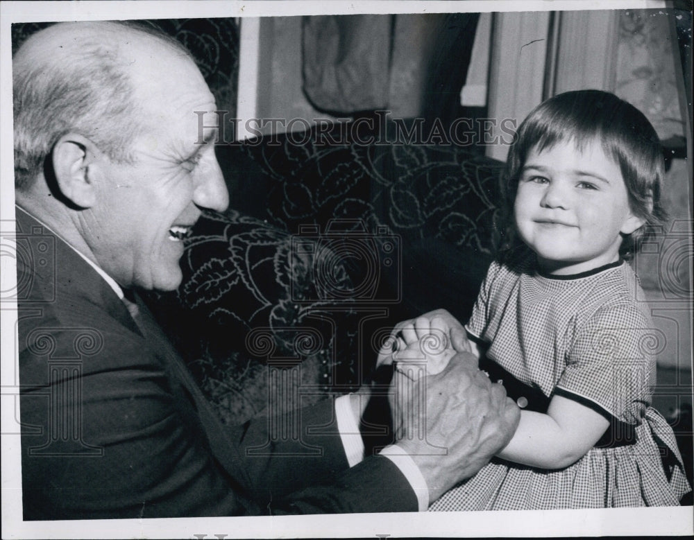 1964 Press Photo 3yr old Cynthia Mastromarino and Father Daniel - Historic Images