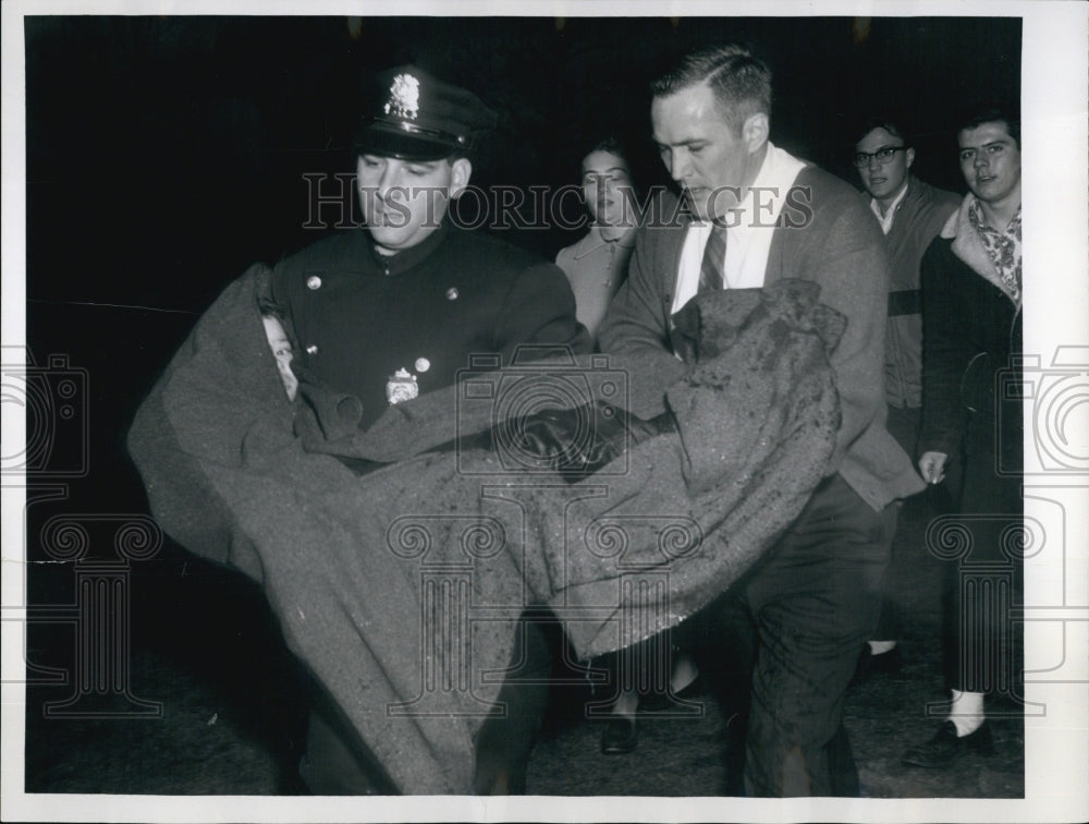 1967 Press Photo Patrolman John Tecce Carries Joseph D&#39;Attilio - Historic Images