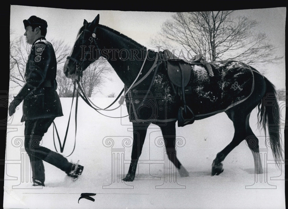 1970 Press Photo Boston Mounted Policeman Dennis Vitale and Domingo - Historic Images