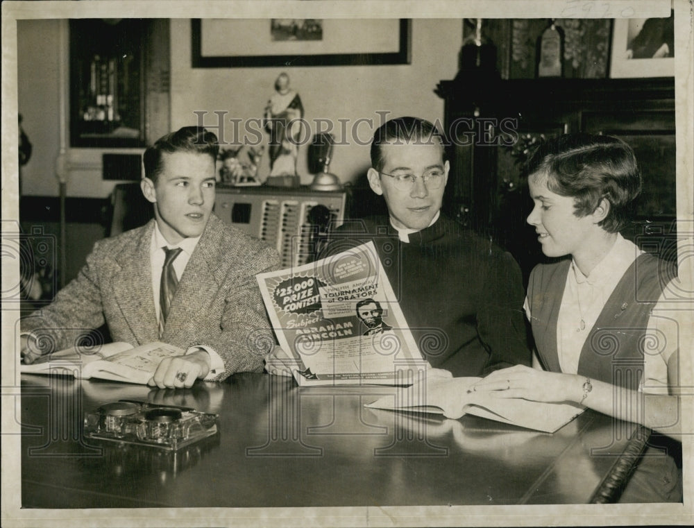 1954 Press Photo Rev. Ralph E. Wall, Thomas Barry and Ann Maloney - Historic Images