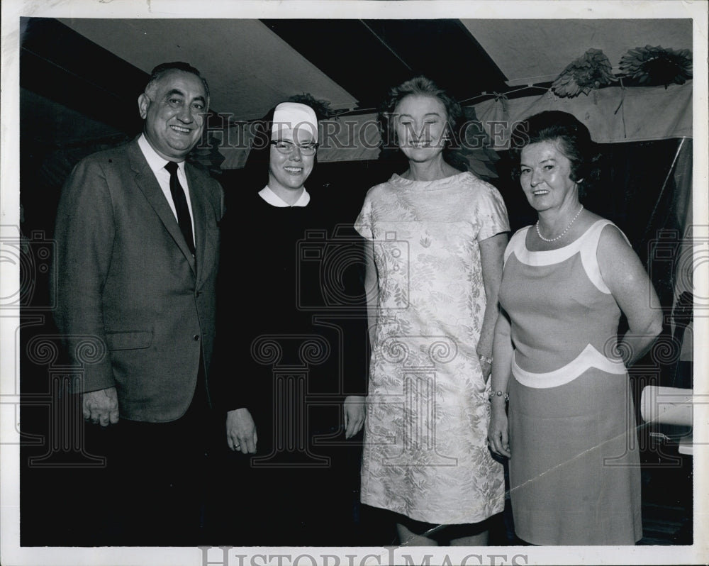 1967 Press Photo Mr. and Mrs. Ralph Tedeschi, Sister Shawn, Myrna Lov - Historic Images