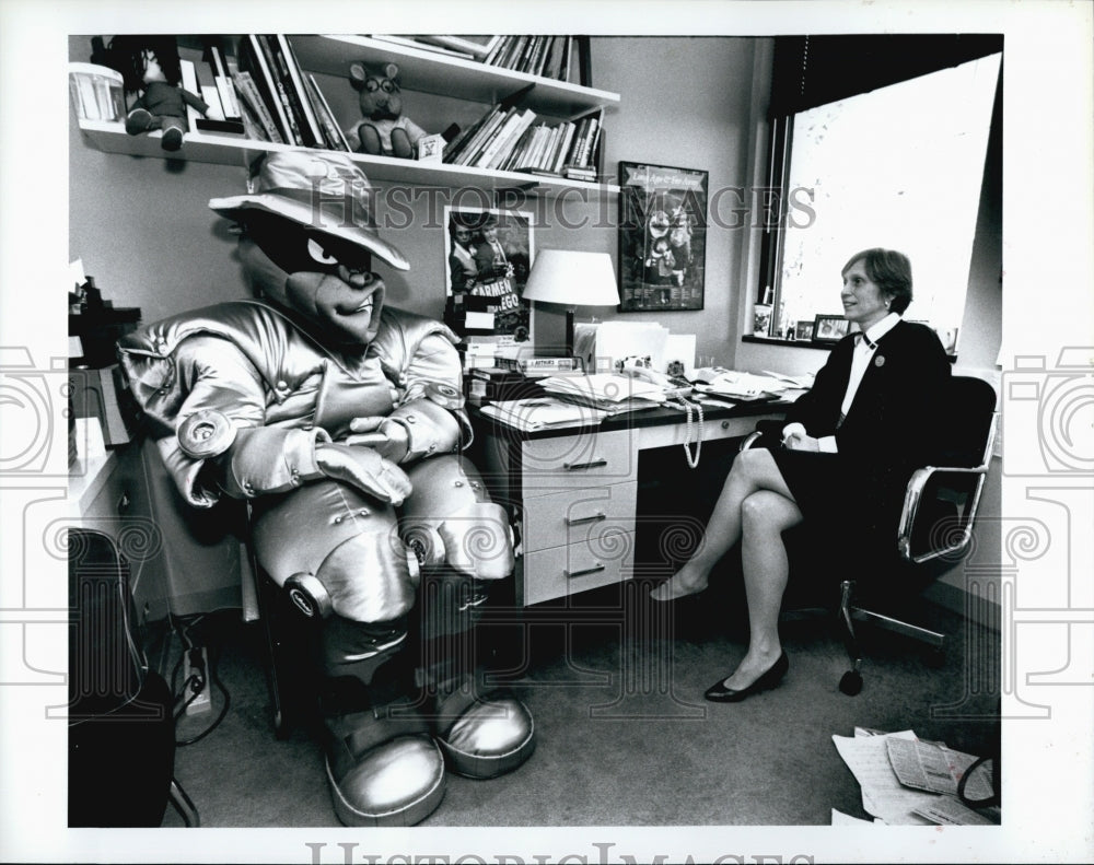 1993 Press Photo Kate Taylor, execute producer of Kid's TV at WGBH & Robocrook - Historic Images