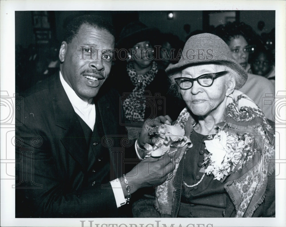 1995 Press Photo Mesach Taylor with Grandmother Minnie B Ward 110 th Birthday - Historic Images