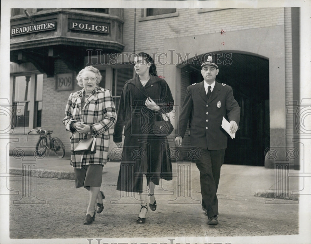 1952 Press Photo Maxine Taylor, Police Matron Mrs. Nell Fitzsimmons, Lt. Parent - Historic Images