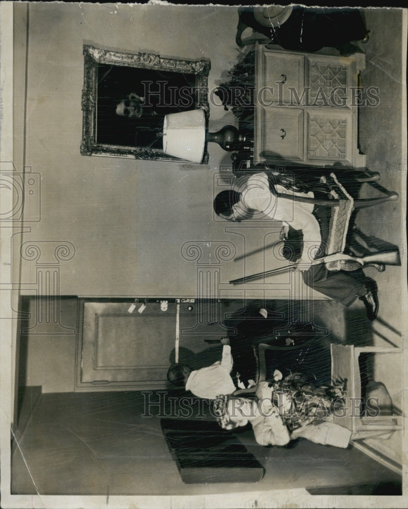 1949 Press Photo Mrs Edith Maria Reuss Lord Baracades Her Home - Historic Images