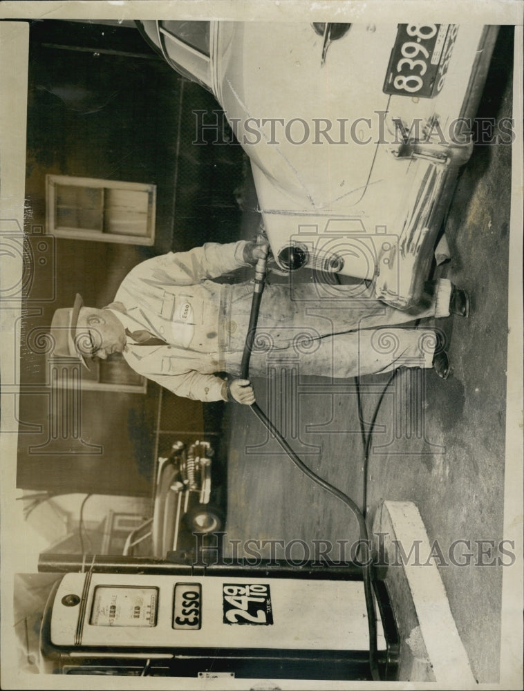 1955 Press Photo Clifford Lord /Gas Station Owner/Defies Law - Historic Images