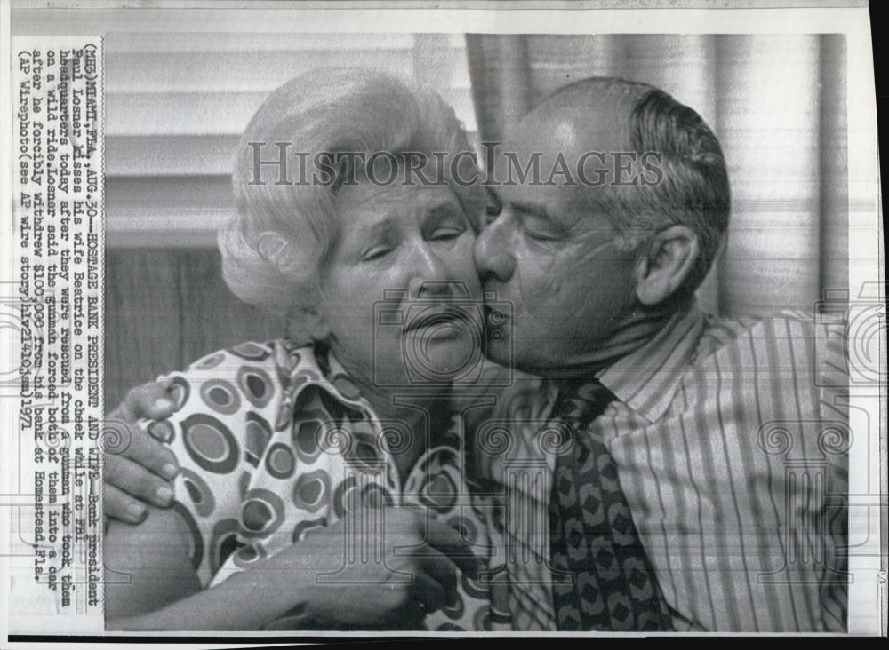 1971 Press Photo Bank Pres Paul Losner kisses wife Beatrice at FBI Headquarters - Historic Images