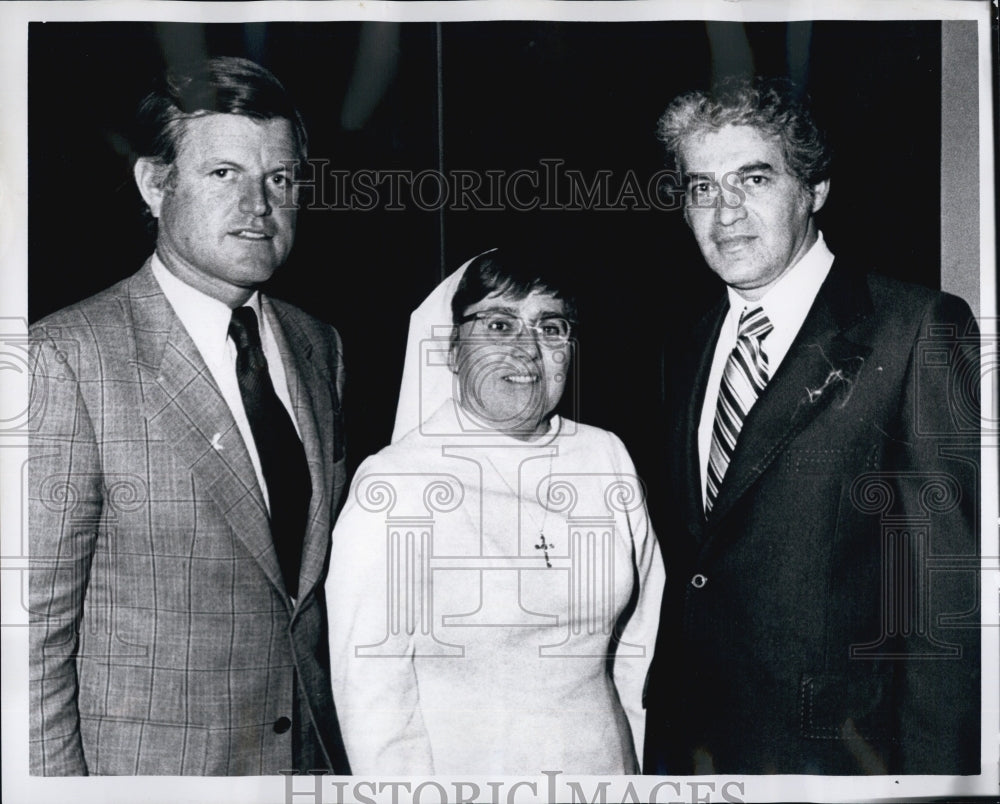 1976 Press Photo Sen Ed Kennedy Sister Mary Ann Loughlin Exec Dir Kennedy Mem - Historic Images