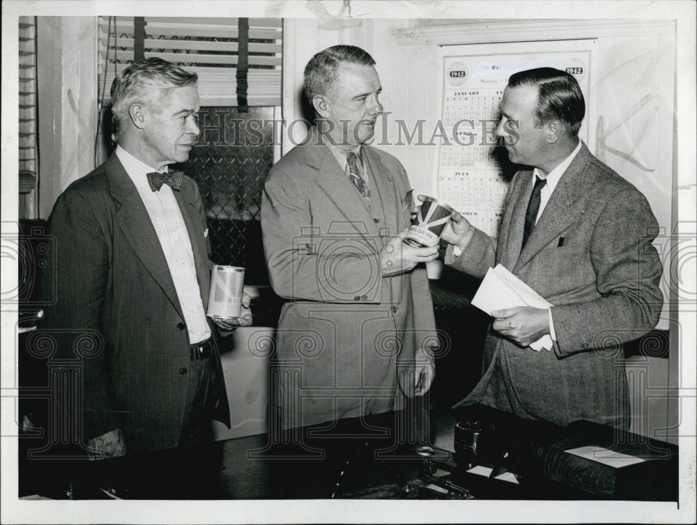 1942 Press Photo WE Brown Wm Coker And Reporter John Wade Sock Boy Gets Bananas - Historic Images
