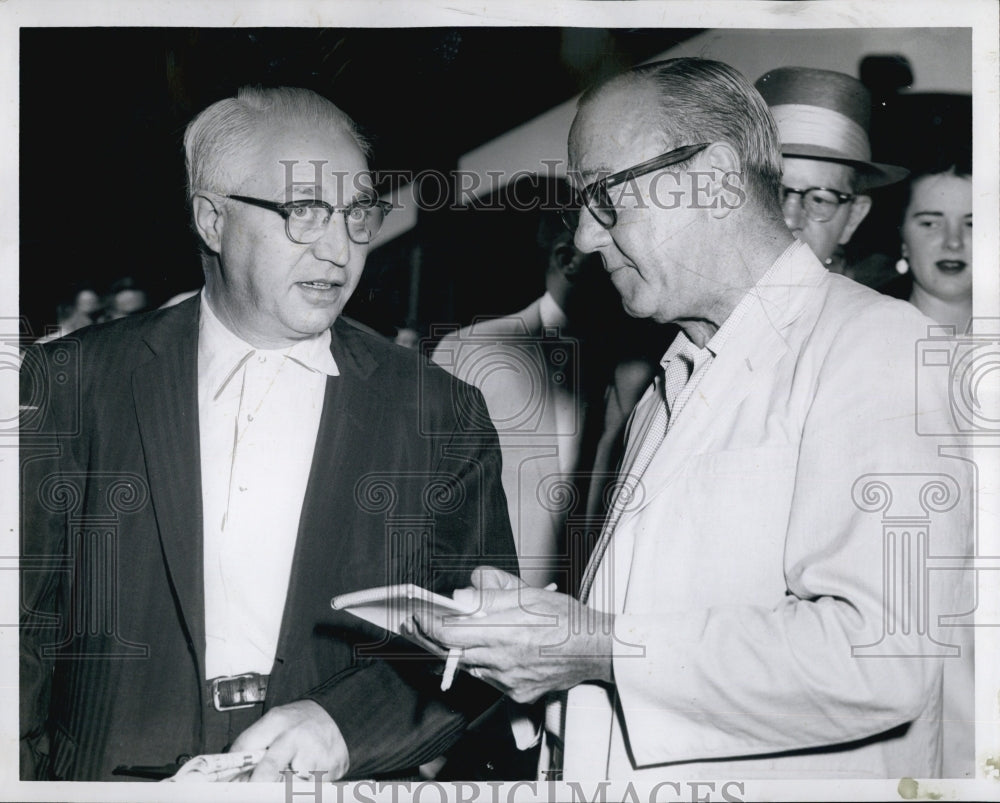 1959 Press Photo Reporter John Wade Passenger Salvay Enguanti Woos Hole - Historic Images