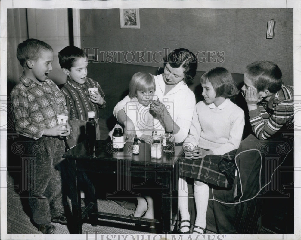 1959 Press Photo Mrs Mary Lord With Her Five Children - Historic Images