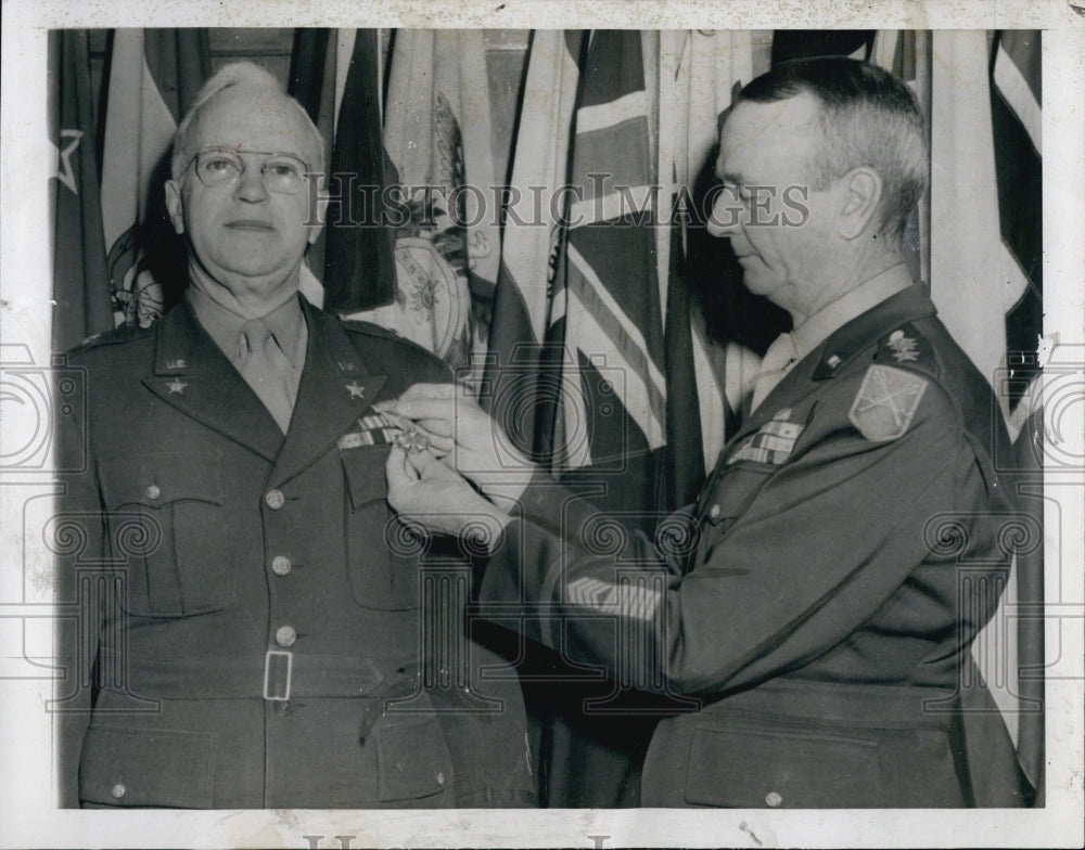 1946 Press Photo Wainwright Honors Marine General - Historic Images