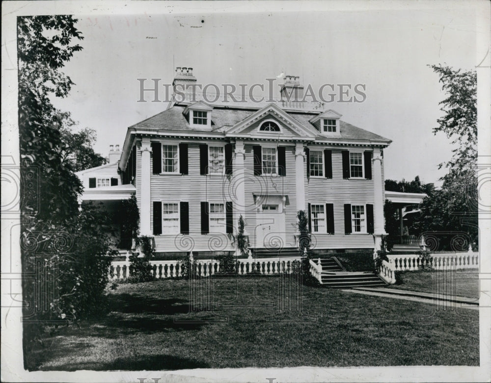 Press Photo The 18th century colonial home of author Henry Wadsworth Longfellow - Historic Images
