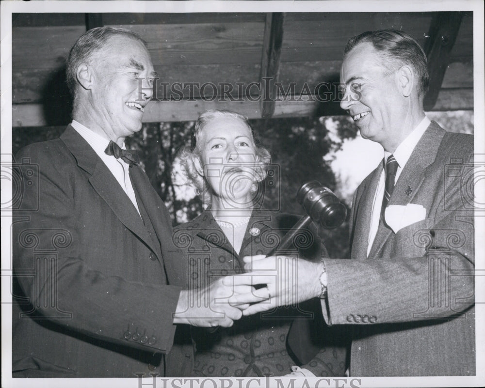 1956 Press Photo Rep. Charles Gibbons, Mrs. Gibbons, Governor Herter - Historic Images