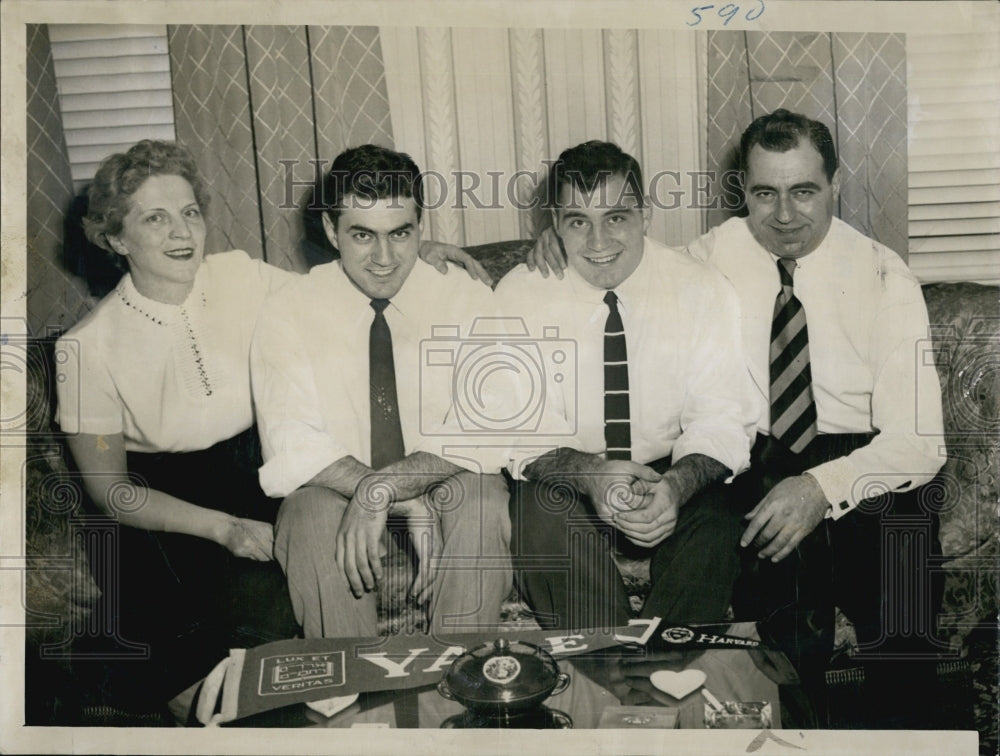 1954 Press Photo Ralph Gianelly and brother Tony, and mom and dad - Historic Images