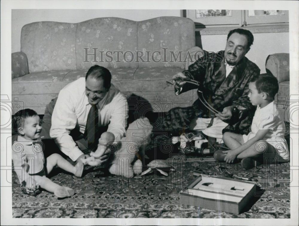 1954 Press Photo Hamzeh Ghows, Ambassador to Iran, with his youngest son - Historic Images