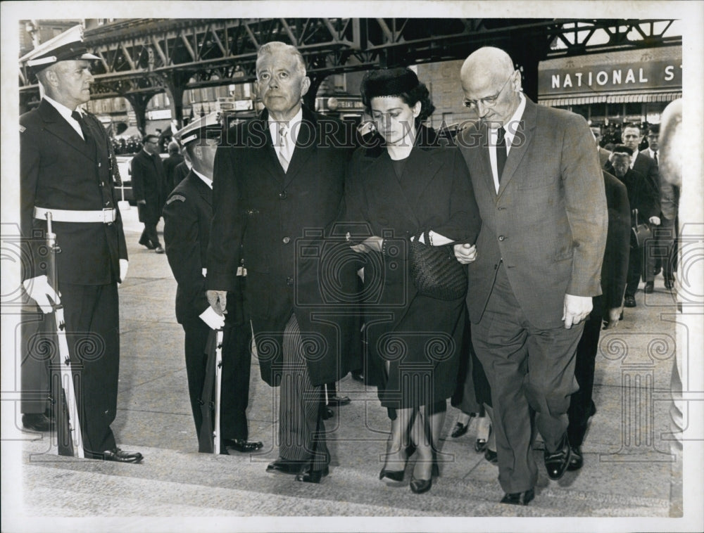 1964 Press Photo Family of Lt. John J. Geswell at funeral services - Historic Images