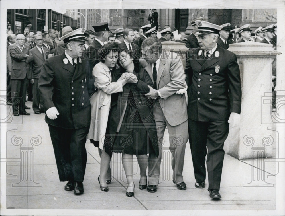 1964 Press Photo Mrs. John Geswell, in near collapse, after funeral mass - Historic Images