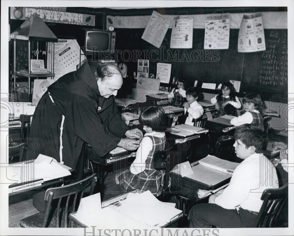 1979 Press Photo Rev. Bede Ferraria teaching children. - Historic Images