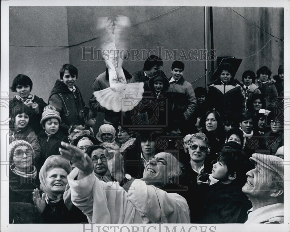 1980 Press Photo Father Bede Ferrara Releases Dove at St Leonards - Historic Images