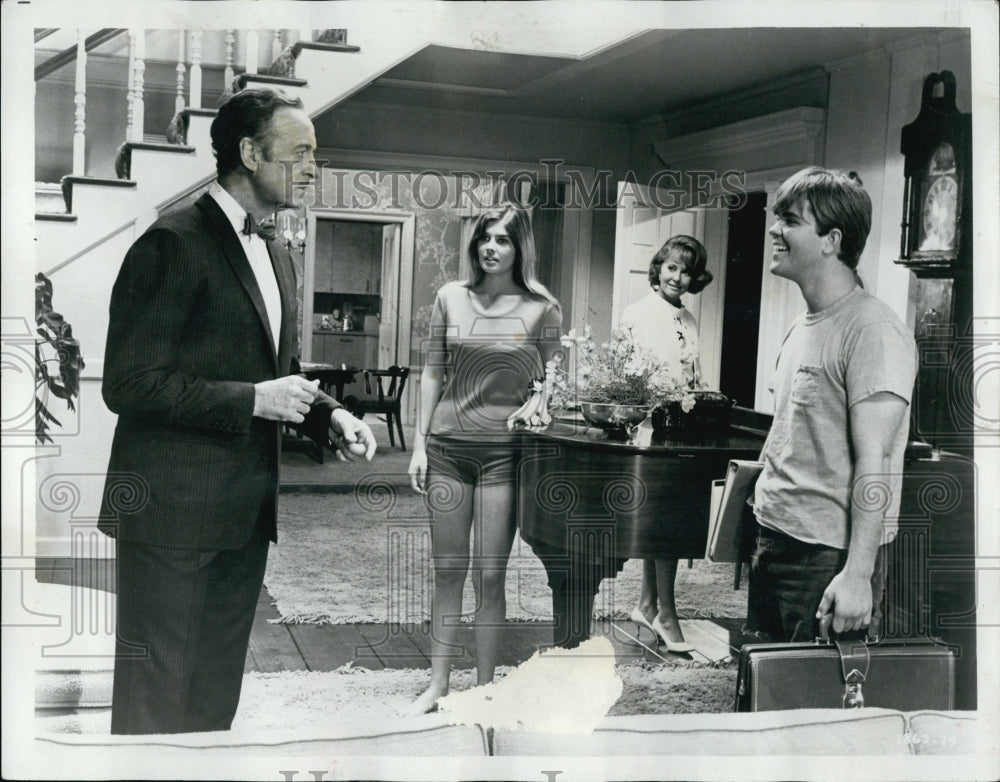 1969 Press Photo David Niven, Rick Chalet, Cristina Ferraro - Historic Images