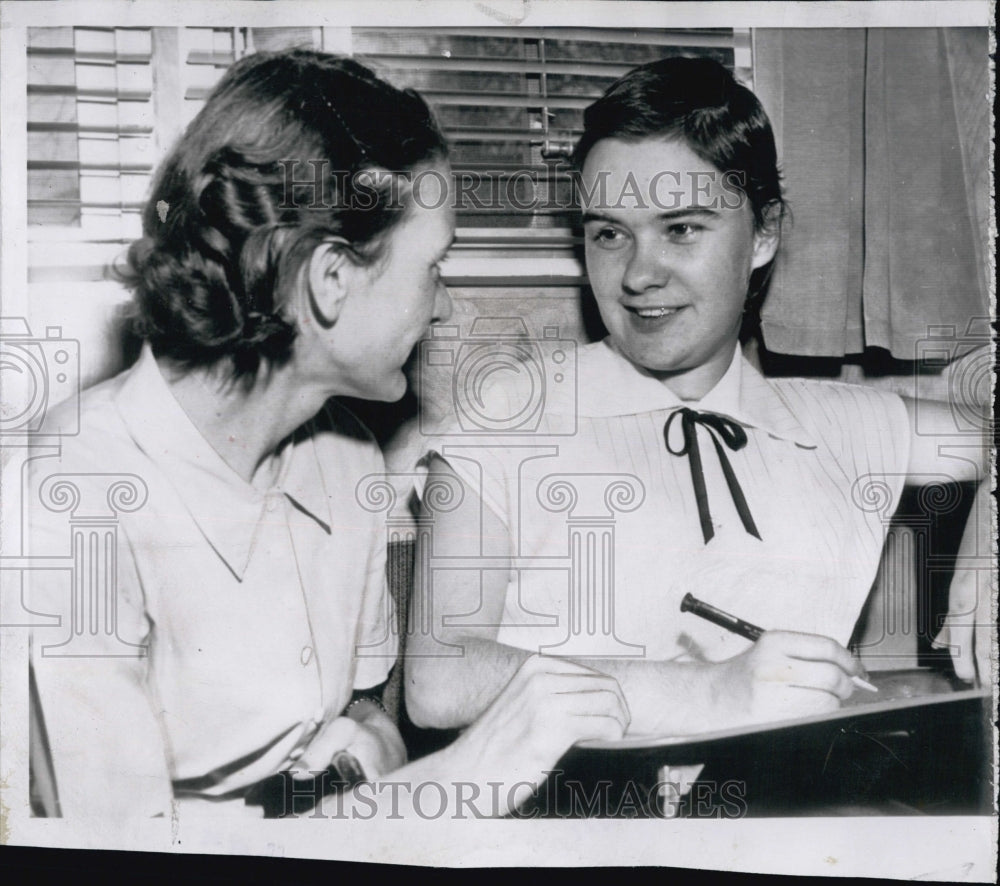 1955 Press Photo Shirley Ferrel, 17 yrs old learning to read & write with sister - Historic Images