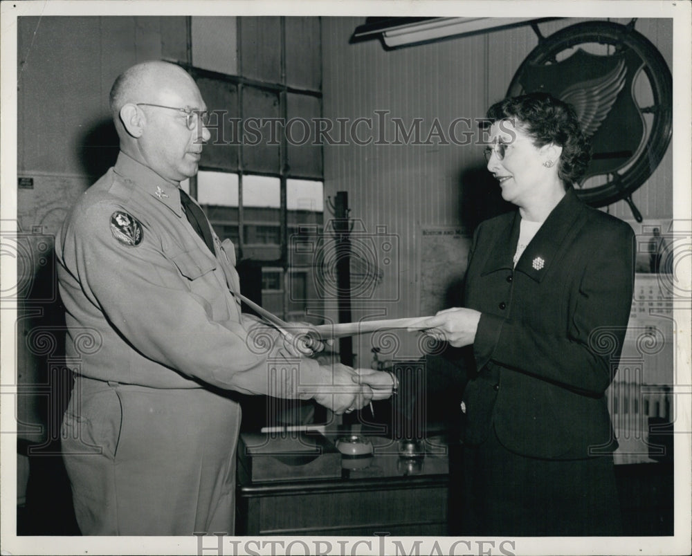 1952 Press Photo Mrs Martha Laughman /Col Lawrence Clark/Reward - Historic Images