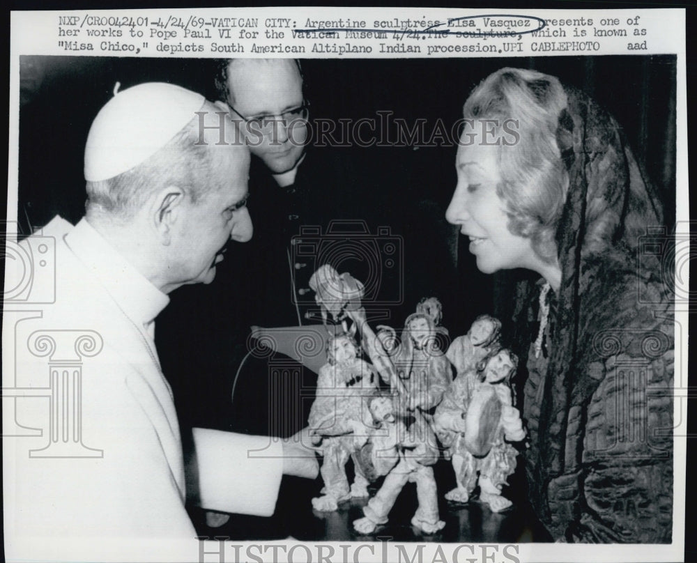 1969 Press Photo Argentine sculptress Elsa Vasquez present work to Pope Paul VI. - Historic Images