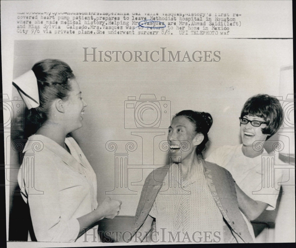 1966 Press Photo Mrs Vasques &amp; Mrs.Ahmad Saidi(L) - Historic Images