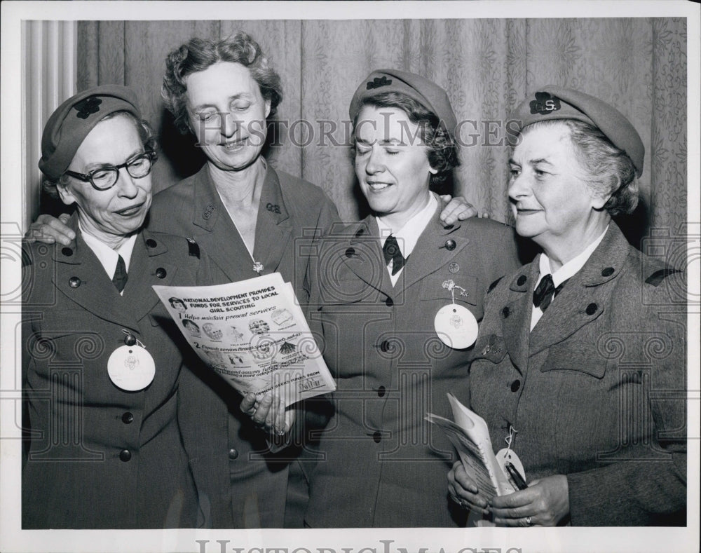 1954 Press Photo shown the Pres.meeting of the Girl Scouts - Historic Images