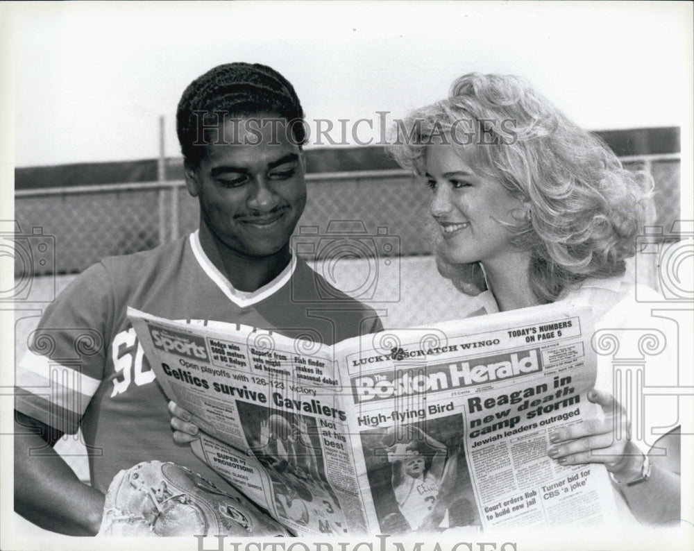 1985 Press Photo Mercedes Waggoner w/ Boston Herald American newspaper - Historic Images