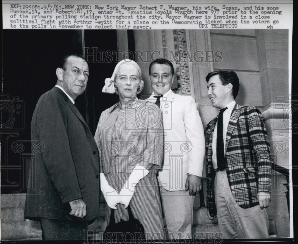 1961 Press Photo Mayor Robert Wagner, wife Susan, and sons Robert and Duncan - Historic Images