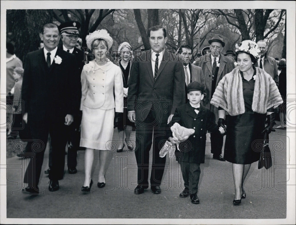 1966 Press Photo Governor Rotondi and family promenade - Historic Images