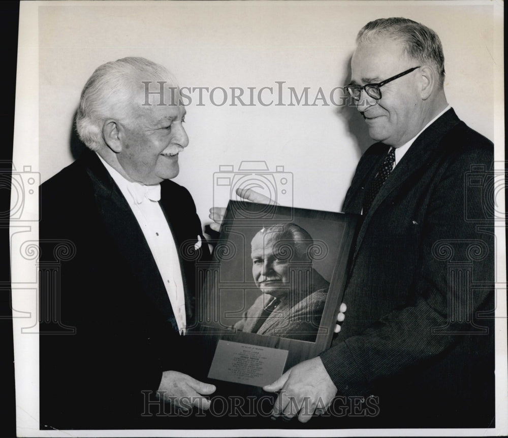 1967 Press Photo Boston Pops Conductor Arthur Fiedler received plaque. - Historic Images