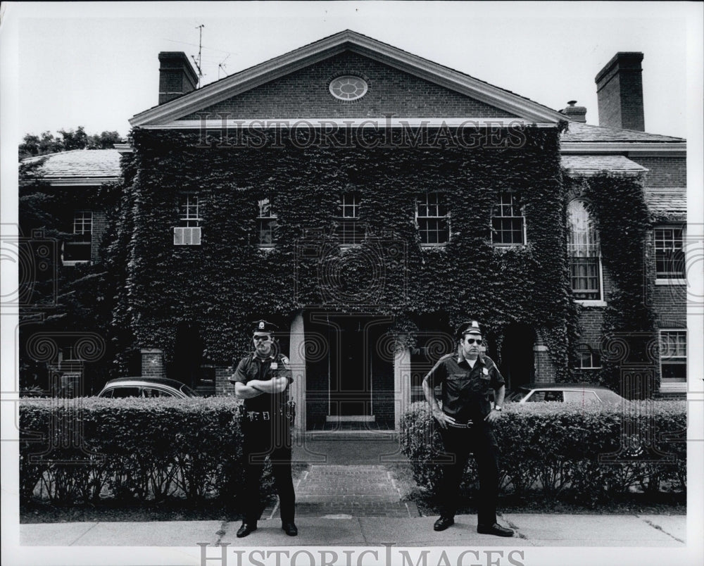 1979 Press Photo Brookline police guard the entrance to Arthur Fiedler's home - Historic Images