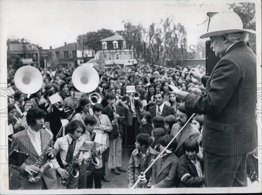 1972 Press Photo Hisg school band is directed by Boston Popscon.Arthur Fiedler - Historic Images