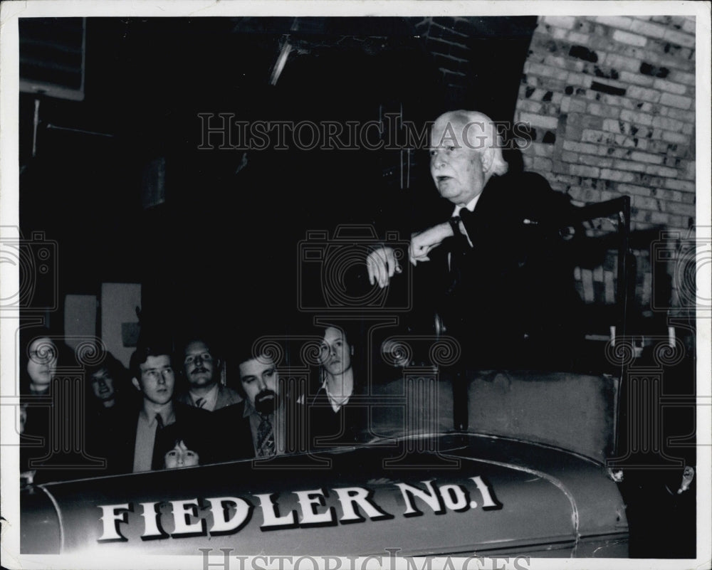 1971 Press Photo Boston Pops Conductor Arthur Fiedler Donated Fire Truck - Historic Images