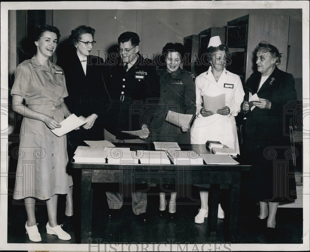 1955 Press Photo Mrs. E. Waite, P. Glidden, Colonel Bachman, Maj. O. Eachus - Historic Images