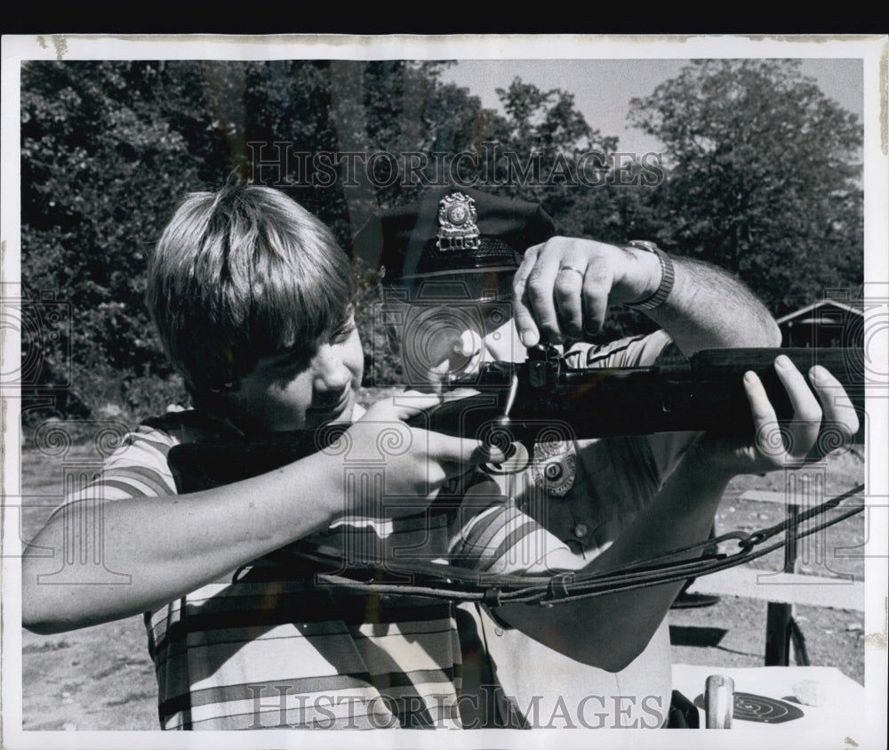 1979 Press PhotoScott Pfeffer of Cantonand Chief Range Officer Charles Vlassakis - Historic Images
