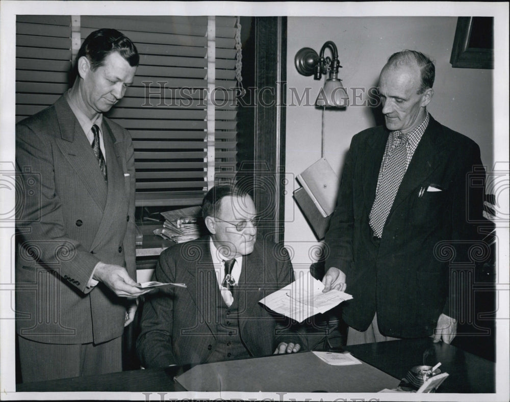 1952 Press Photo Sec Of State Enoch Fuller Pres Primary in NH Hugh Waling for - Historic Images