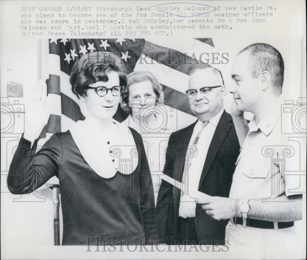 1967 Press Photo Shirley Walczak sworn as Air Force Weather Officer - Historic Images