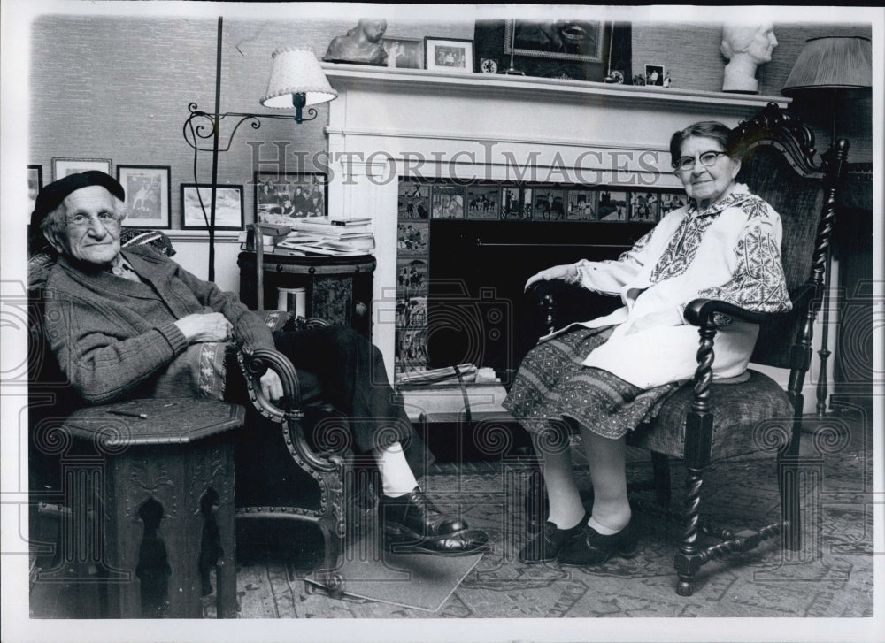 1976 Press Photo The Wakemans in their Cambridge living room - Historic Images