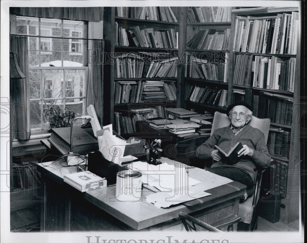 1976 Press Photo Mr. Wakeman in his library at his Cambridge home - Historic Images