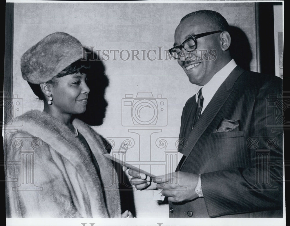 1967 Press Photo Mrs. Frank Williams and Harold Vaughan - Historic Images