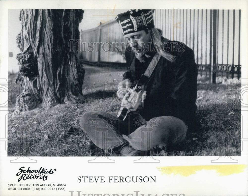 1994 Press Photo Steve Ferguson with Schoolkids&#39;Records - Historic Images