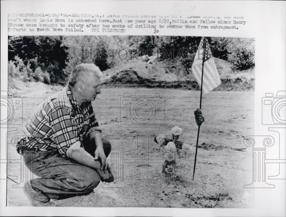 1964 Press Photo David Fellin kneels where Louis Nova was entombed - Historic Images