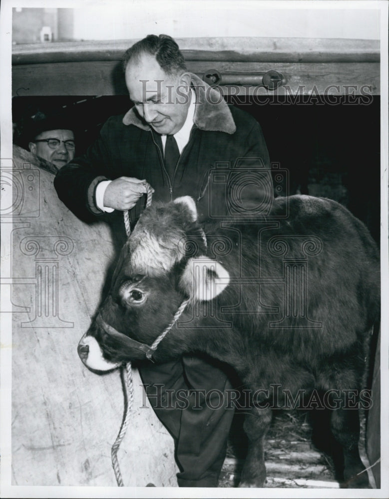 1964 Press Photo Rev. Robert Mayhew, Local Director of Heifer Project, Inc. - Historic Images